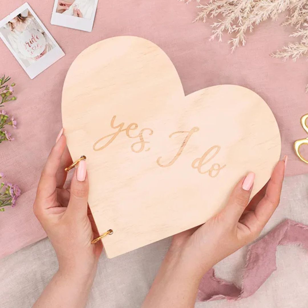 Gästebuch Hochzeit in Herzform mit Naturholzeinband