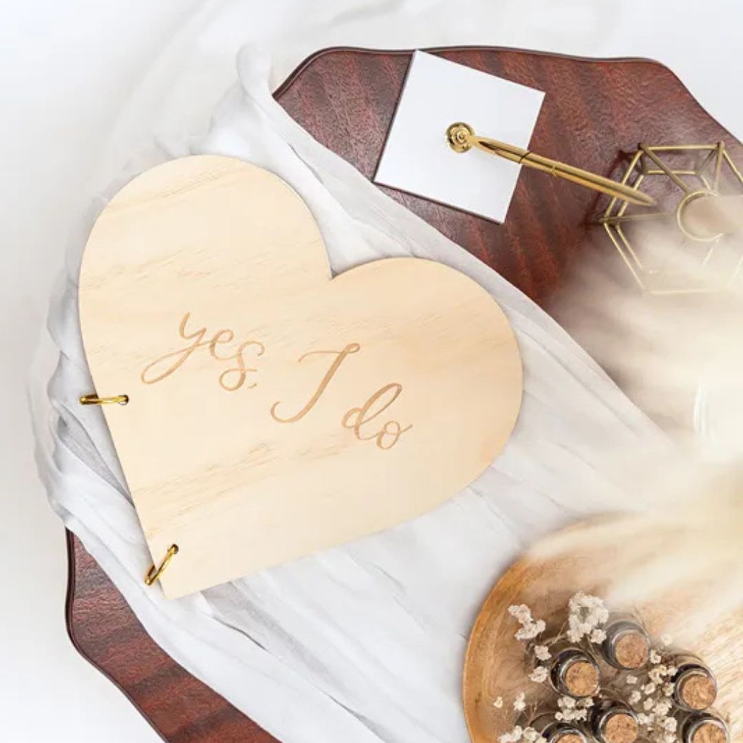Gästebuch Hochzeit in Herzform mit Naturholzeinband