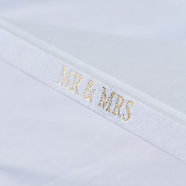 Gästebuch Mr & Mrs geprägt mit goldener Papierkante