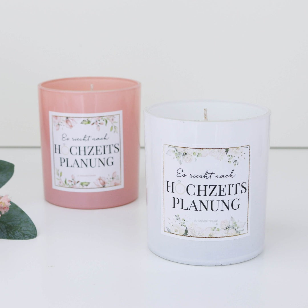 Kerze rosa und weiß mit Spruch Es riecht nach Hochzeitsplanung