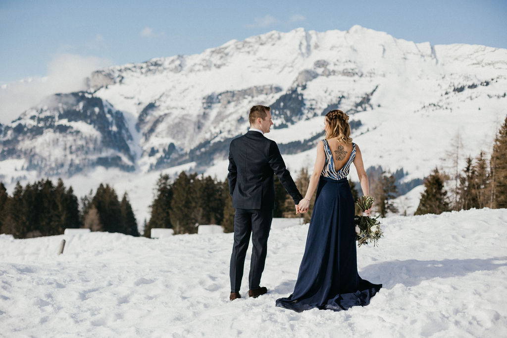 Winterliches Verlobungsshooting in der Schweiz - eine elegante Kombination aus dunkelblau und gold