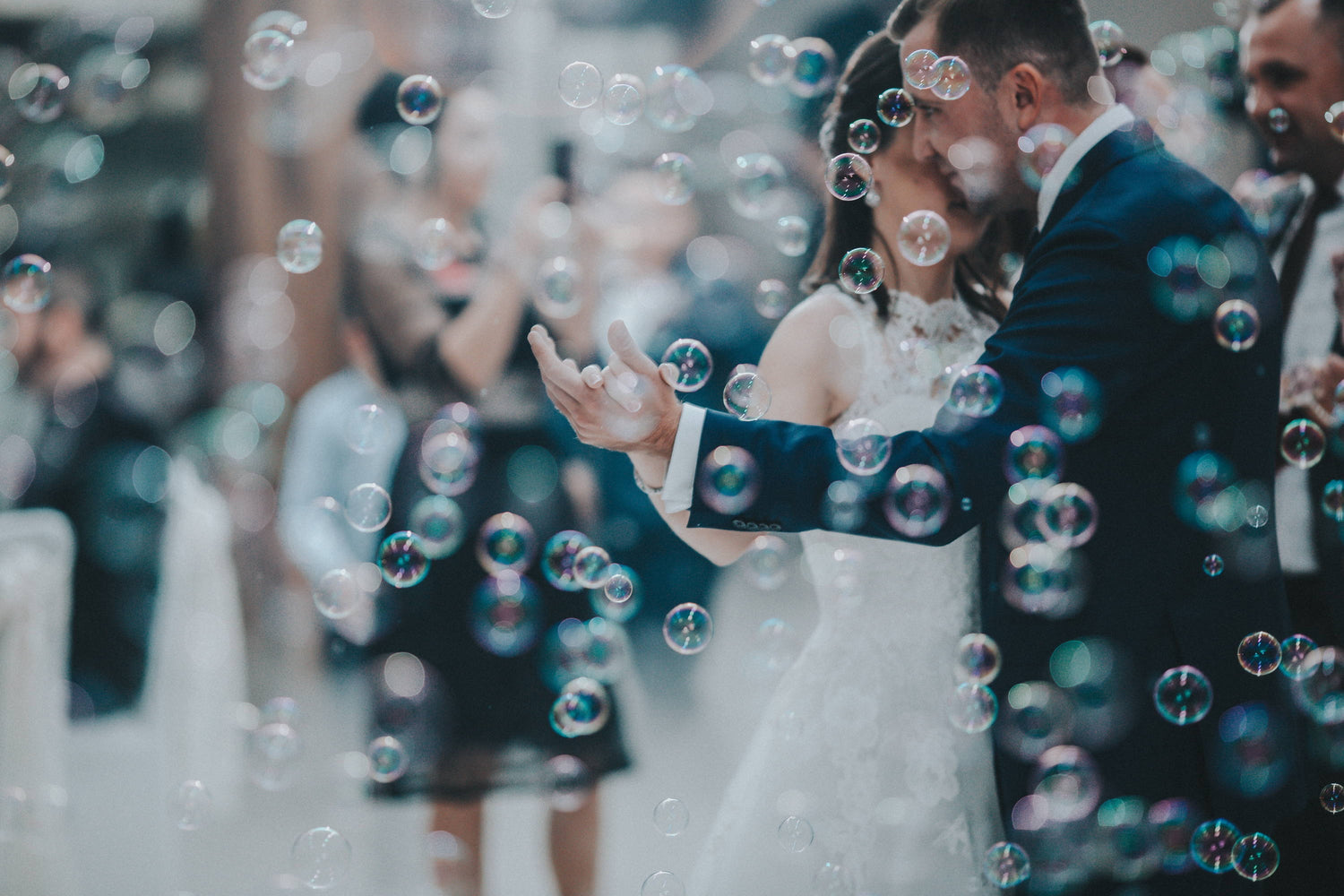 Wie Du die Seifenblasen auf Deiner Hochzeit mit hübschen Aufklebern personalisieren kannst