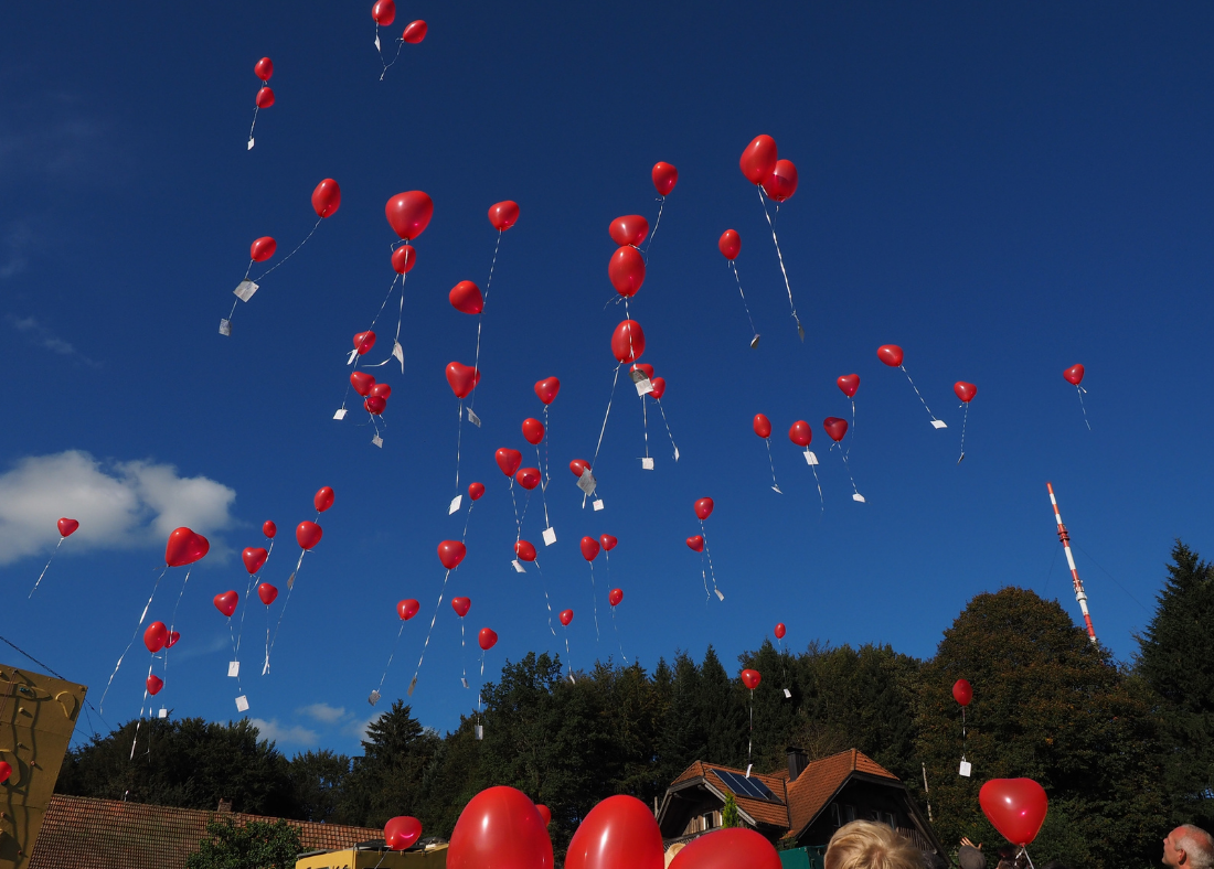 Ballonflug zur Hochzeit: Die wichtigsten Tipps, damit eure Hochzeitsballons wirklich fliegen