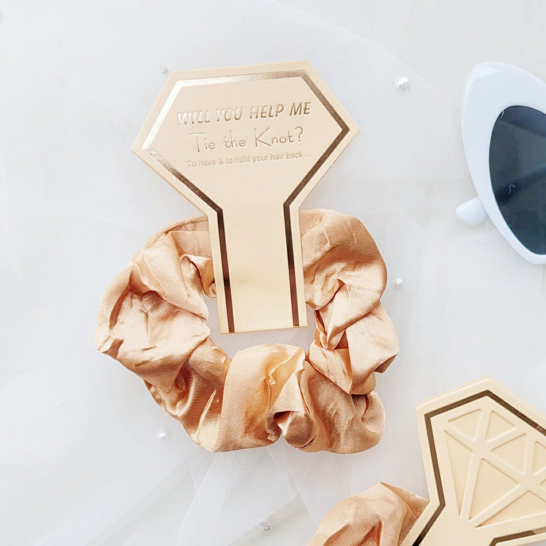 geschenke-fuer-trauzeugin-scrunchie-haargummi-rosegold