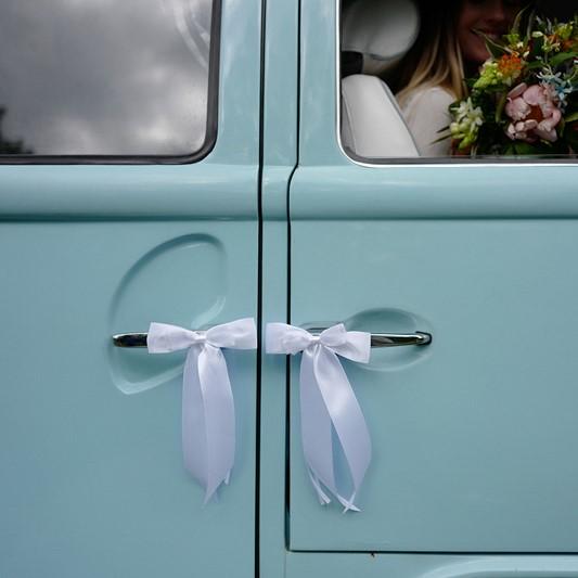 Tolle Autoschleifen als Deko für das Hochzeitsauto – Ja-Hochzeitsshop