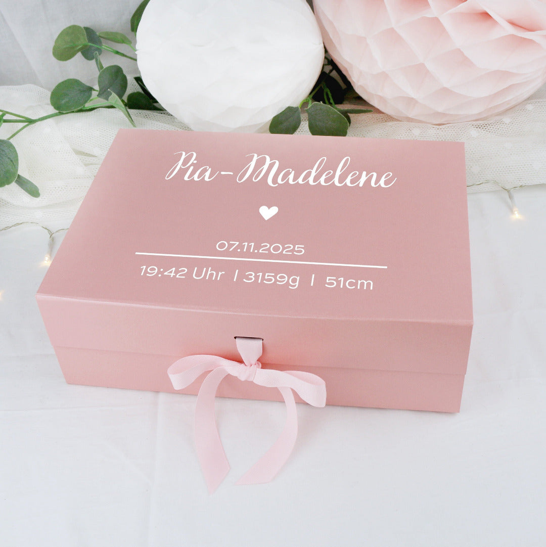 Geschenkbox in rosa mit weißem Spruch Geburtsdaten Baby