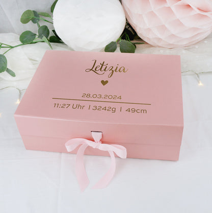 Personalisierte Geschenkbox in rosa zur Geburt