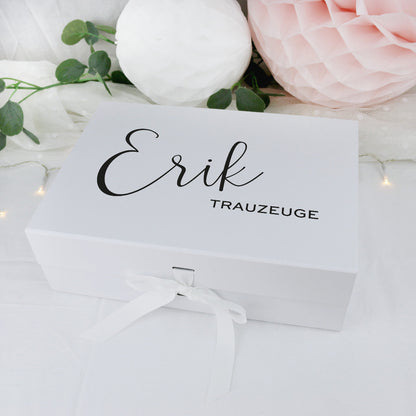 Personalisierte Geschenkbox in weiß mit Spruch und Schleife
