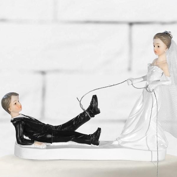 Tortenfigur Braut zieht Bräutigam am Bein