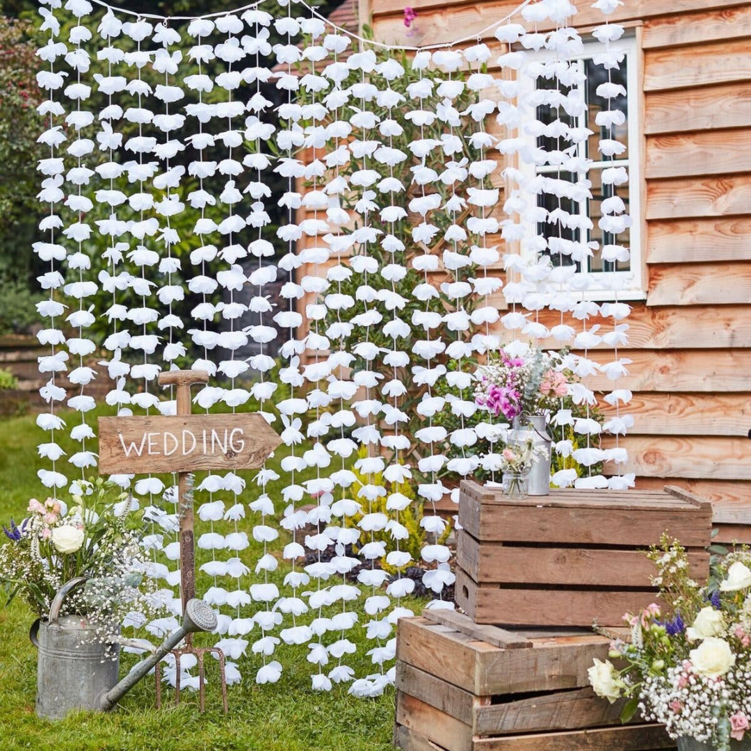 Vorhang aus Blumen weiss als Hochzeitsdeko